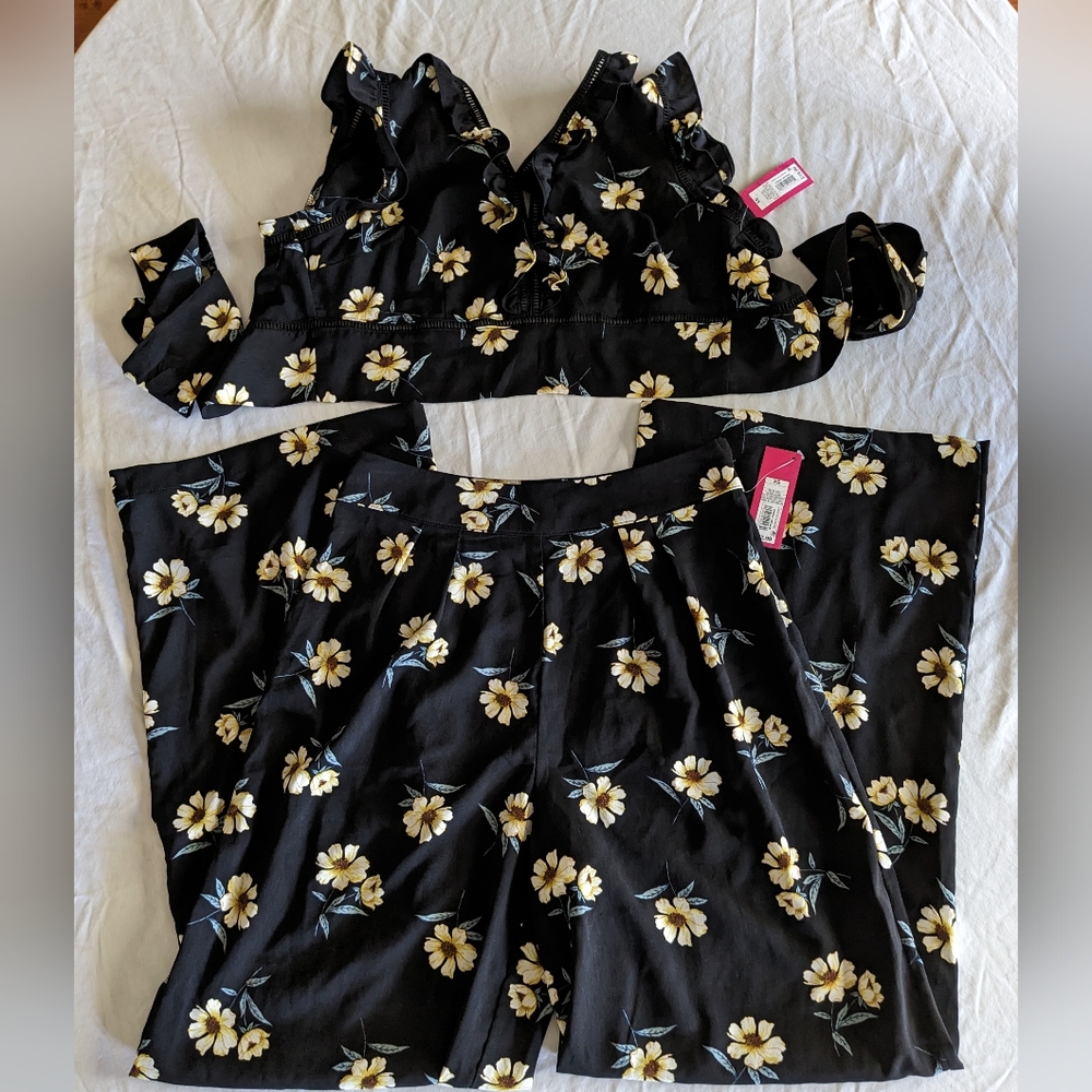 2 Piece daisy tie back crop top and flowy pants